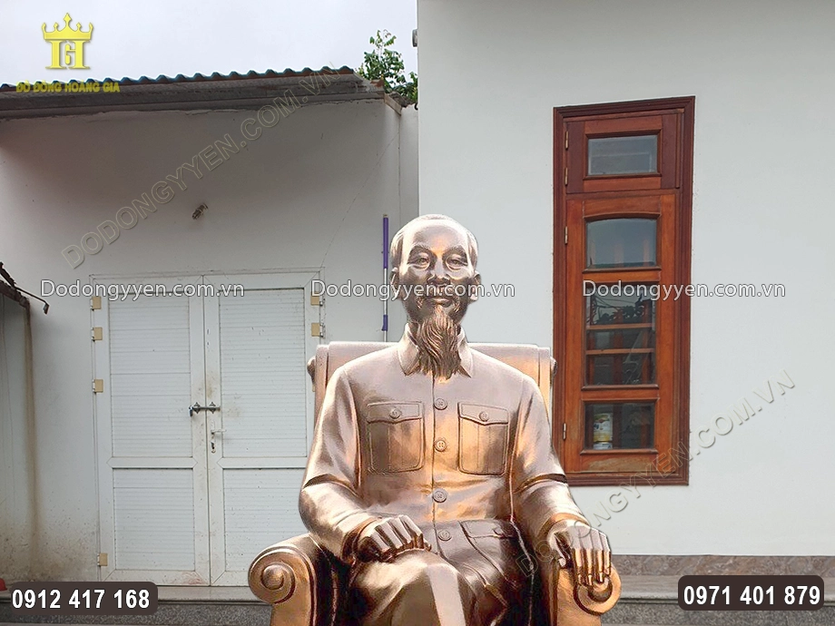 Gương mặt uy nghi&ecirc;m m&agrave; hiền hậu của B&aacute;c được chạm khắc sắc n&eacute;t